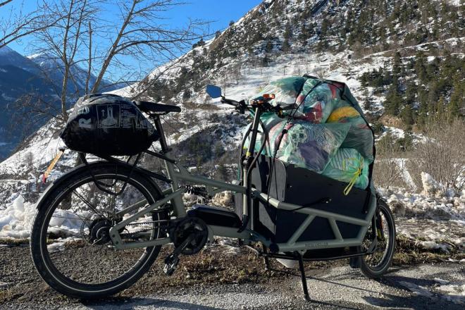 Altkleider entsorgen mit Cargobike Riese & Müller Load 60 rohloff HS – Velo Zürich GmbH